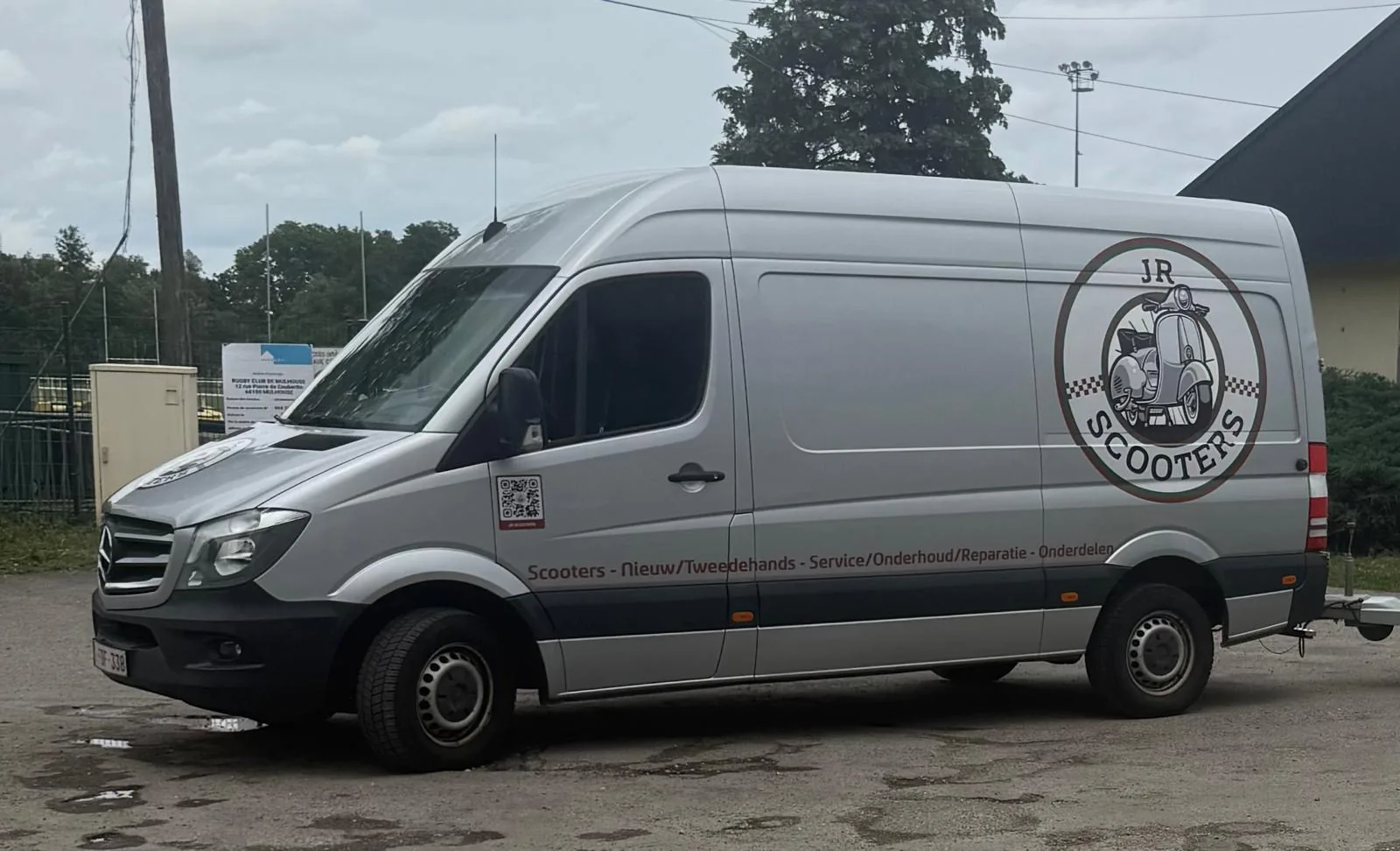 De bestelwagen van JR Scooters voor levering aan huis